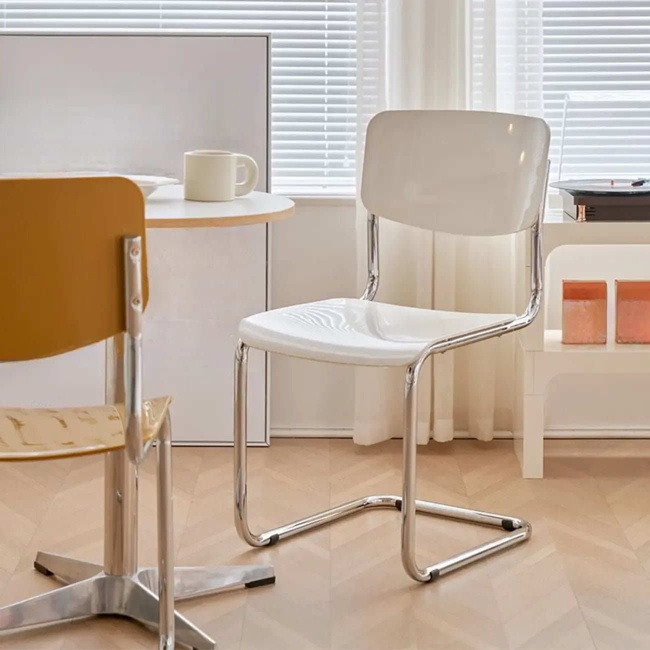 Chaise de salle à manger simple en métal sans accoudoirs, dossier plein, jaune