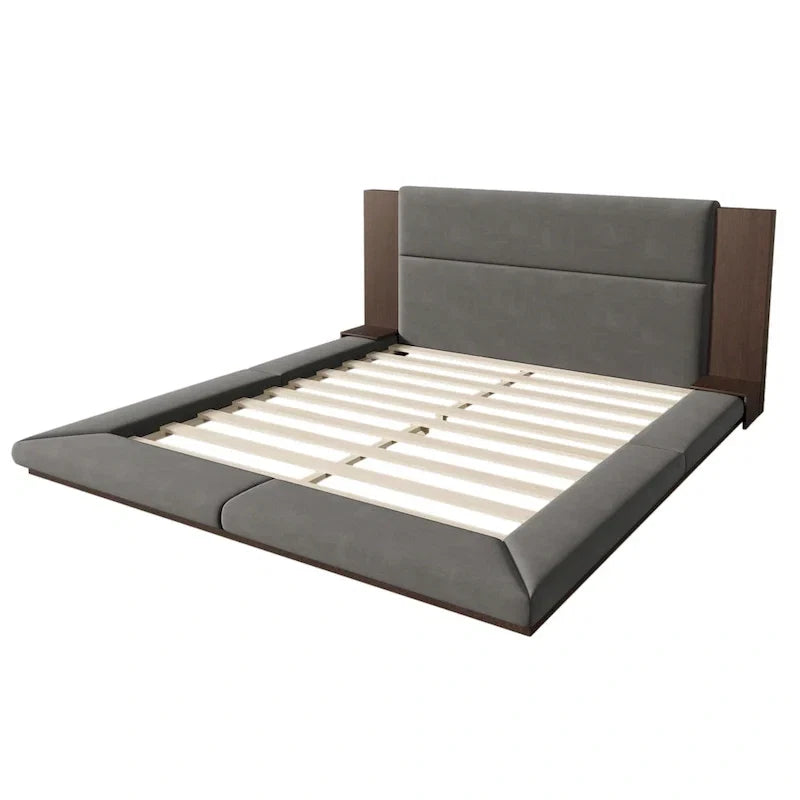 Lit rembourré King Gray Floor à profil bas avec tête de lit en bois étendue, étagères de chevet intégrées